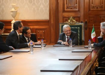 AMLO se reúne con representantes de empresa francesa de la industria aeroespacial