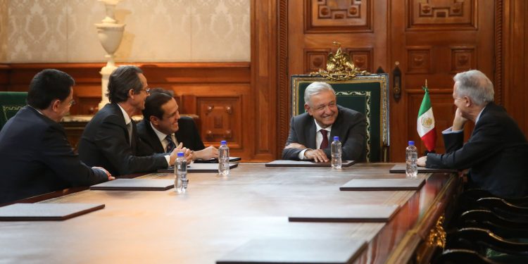 AMLO se reúne con representantes de empresa francesa de la industria aeroespacial