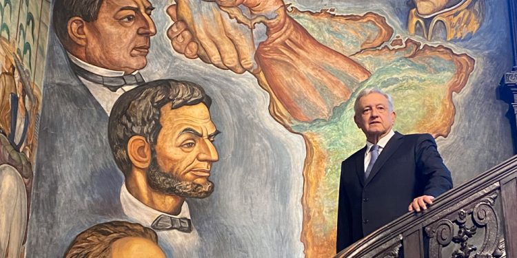 AMLO regresa a México para conmemorar 111 Aniversario del Inicio de la Revolución Mexicana