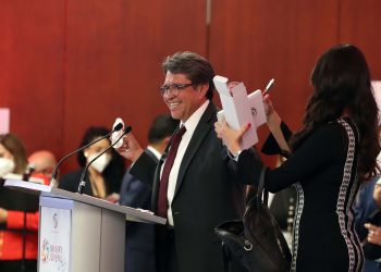 Invita Ricardo Monreal a los jóvenes a no dejar de soñar y lograr lo que se propongan