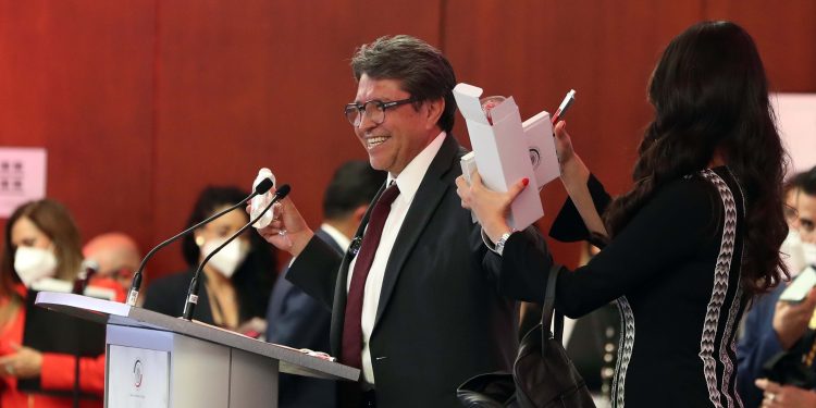 Invita Ricardo Monreal a los jóvenes a no dejar de soñar y lograr lo que se propongan