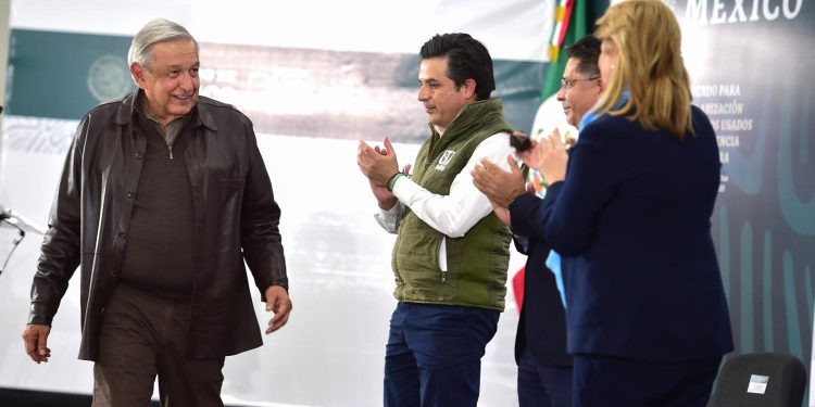 AMLO  firma acuerdo para la regularización de vehículos extranjeros en Chihuahua