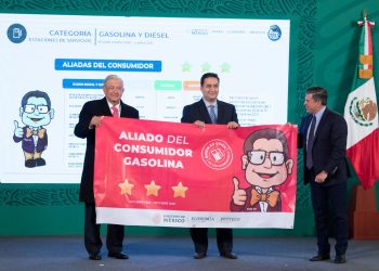 AMLO premia responsabilidad social de gasolineras y gaseras