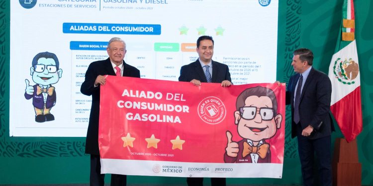 AMLO premia responsabilidad social de gasolineras y gaseras