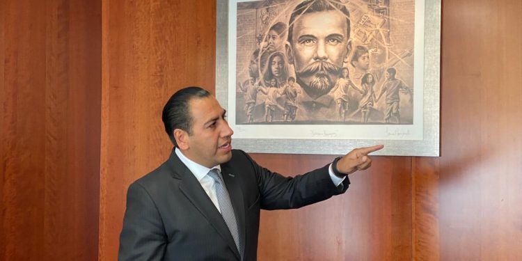 Anuncia Eduardo Ramírez Aguilar primera novela de Belisario Domínguez en París