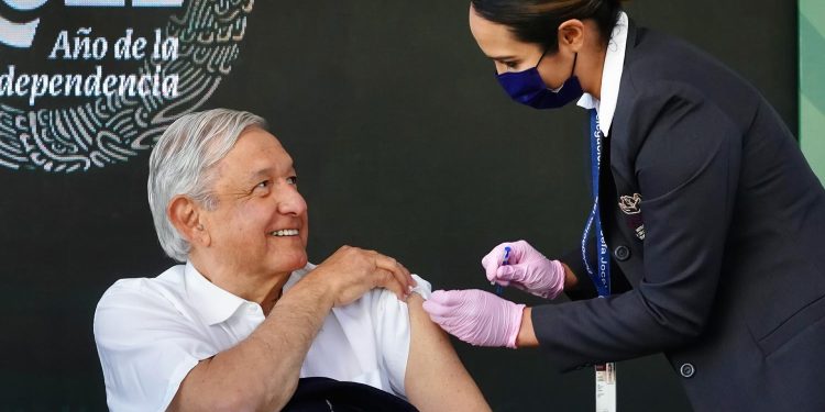 Inicia en seis entidades vacunación de refuerzo contra COVID-19 a personas adultas mayores