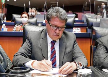 Llama Ricardo Monreal a desmontar maquinaria que durante décadas permitió saqueo en servicio público