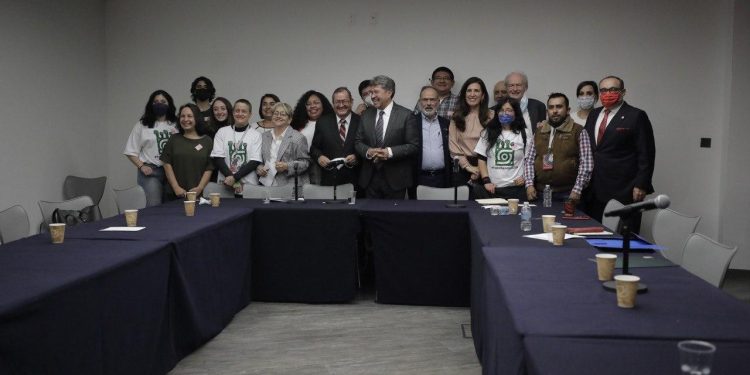 Senadores reciben a grupo de estudiantes, académicos y personal del CIDE