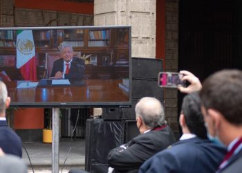 AMLO se reúne en videoconferencia con cónsules y embajadores