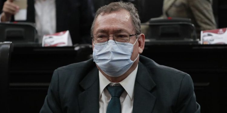 Impulsan en el Senado proyecto para limitar permanencia de líderes sindicales