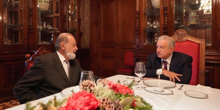 Presidente recibe en Palacio Nacional al empresario Carlos Slim