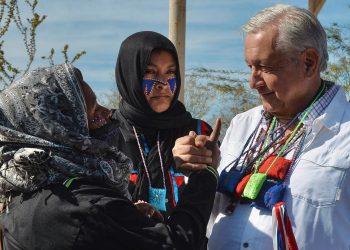 AMLO escucha peticiones del pueblo seri de Sonora