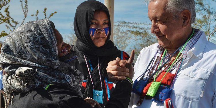 AMLO escucha peticiones del pueblo seri de Sonora