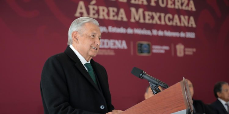 AMLO reconoce labor de la Fuerza Aérea Mexicana en distribución de vacunas contra COVID-19 y desarrollo del país