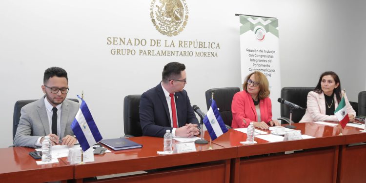 Comisión del Senado y PARLACEN firman pronunciamiento frente a posible reforma migratoria en EU