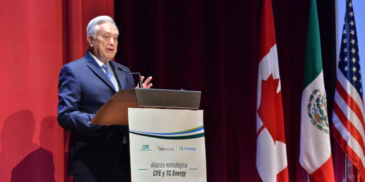 Directivos de la CFE celebraron la consolidación de la recién anunciada Alianza Estratégica entre dichas compañías esta tarde en el Museo de Antropología