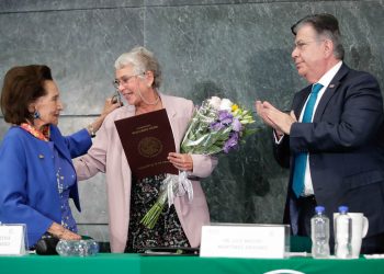 Entregan “Medalla al Mérito Administrativo” a la senadora Ifigenia Martínez