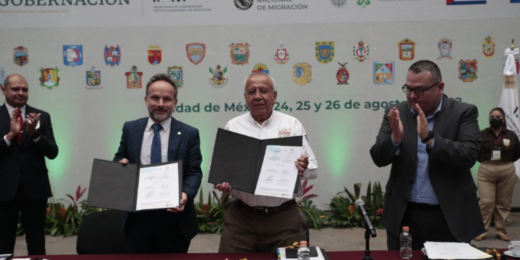 Firma INM convenios de colaboración a favor de personas migrantes