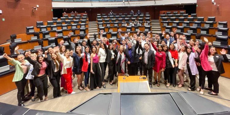 Impulsa Ricardo Monreal a estudiantes de distintas universidades del país a prepararse en el Senado
