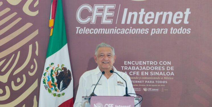 Presidente llama a trabajadores de la CFE a lograr objetivo de conectar con internet al país
