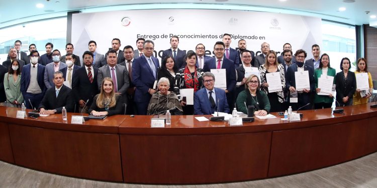 Reconocen a trabajadores del Senado que concluyen Diplomado en Derecho Procesal Electoral