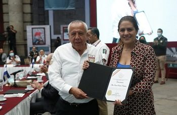 Se presenta documento de memoria gráfica y testimonial con historias de la vida laboral de personas servidoras públicas del INM