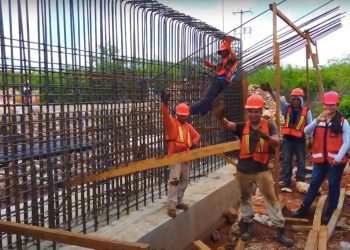 Tren Maya avanza en tendido de vía con maquinaria y personal especializados