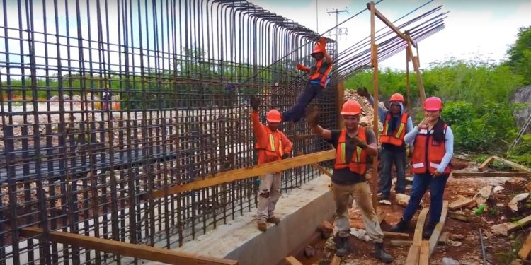 Tren Maya avanza en tendido de vía con maquinaria y personal especializados