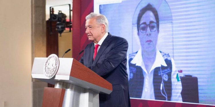 AMLO refrenda apoyo a familiares de trabajadores de mina Pinabete