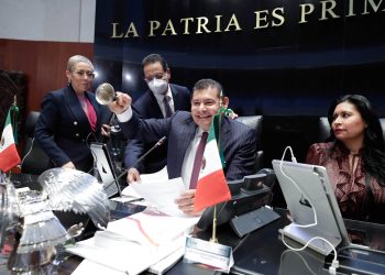 Alejandro Armenta Mier, presidente de la Mesa Directiva del Senado de la República, dialoga con la prensa al finalizar la Sesión Ordinaria