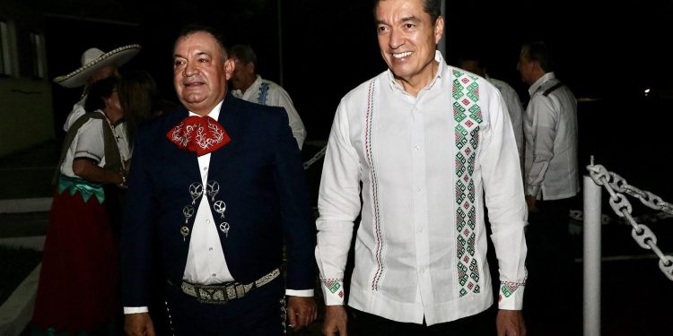 Asiste Rutilio Escandón a Noche Mexicana en conmemoración del 212 aniversario de la Independencia