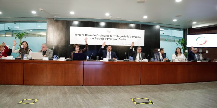 Avalan proyecto para ampliar a 12 días derecho de vacaciones pagadas a partir del primer año laboral