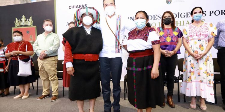 Comunidades de Larráinzar y Chanal entregan a Rutilio Escandón acuerdo para erradicar la violencia hacia mujeres