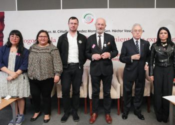 Dialogan con senadores John y Gabriel Shipton, padre y hermano de Julián Assange