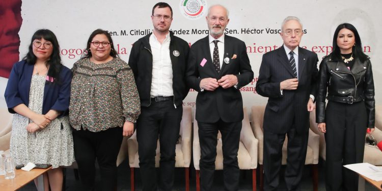 Dialogan con senadores John y Gabriel Shipton, padre y hermano de Julián Assange