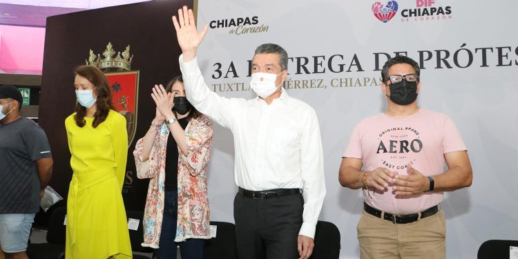 Entrega Rutilio Escandón 54 prótesis en beneficio de personas de distintos municipios