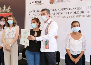 Entrega Rutilio Escandón kits de autoempleo, certificados de capacitación y apoyos tecnológicos