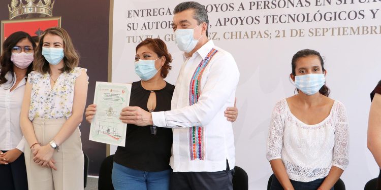 Entrega Rutilio Escandón kits de autoempleo, certificados de capacitación y apoyos tecnológicos