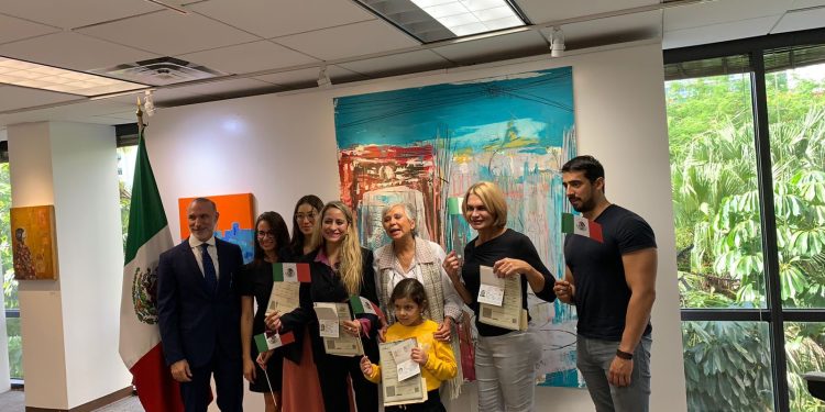 Olga Sánchez Cordero entrega actas de nacimiento a connacionales nacidos en el extranjero