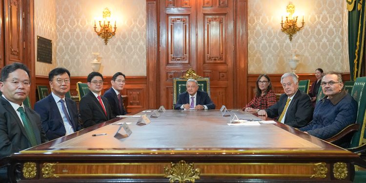 Presidente dialoga con directivos de Samsung sobre construcción y energía