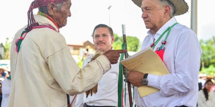 Presidente escucha necesidades del pueblo O’dam en Mezquital, Durango