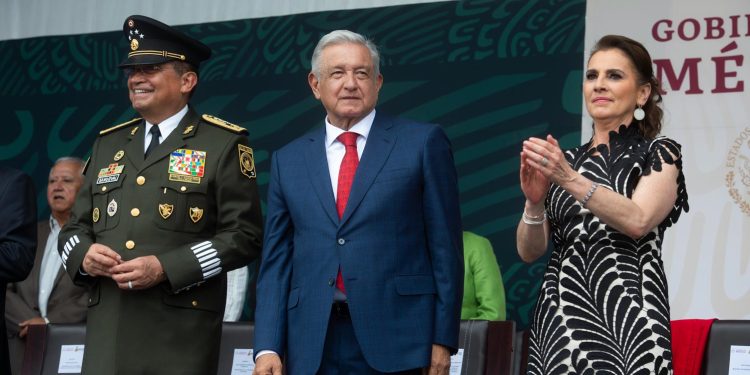 Presidente propone tregua por la paz en desfile del 212 Aniversario de la Independencia