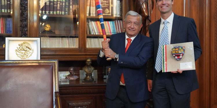 Presidente recibe en Palacio Nacional a directivos de equipos y Grandes Ligas de Béisbol