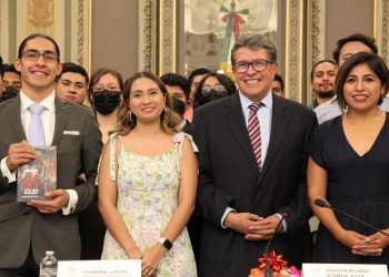 Profundizar en la vida democrática del país, pide Ricardo Monreal a la juventud