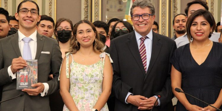 Profundizar en la vida democrática del país, pide Ricardo Monreal a la juventud