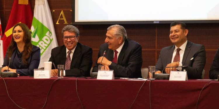 Revisan Grupo Parlamentario de Morena en el Senado y titular de Gobernación agenda legislativa