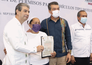 Rutilio Escandón entrega permisos para vehículos tipo mototaxi a transportistas de Acala