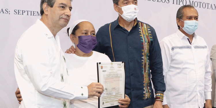Rutilio Escandón entrega permisos para vehículos tipo mototaxi a transportistas de Acala
