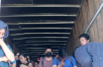 ​​​​​​​Rescata INM a 110 personas migrantes extranjeras hacinadas en caja de tráiler en Nuevo León