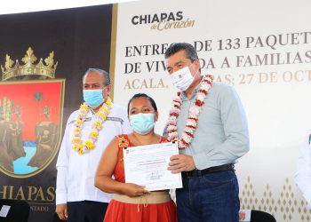 En Acala, Rutilio Escandón entrega 133 apoyos para el mejoramiento de viviendas